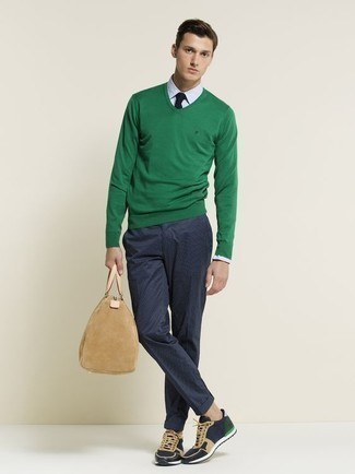 Какие классические рубашки носить с зеленым свитером с v-образным вырезом в 20 лет мужчине в стиле смарт-кэжуал: Если ты принадлежишь к той редкой группе парней, которые каждый день смотрятся безупречно стильно, тебе придется по вкусу тандем зеленого свитера с v-образным вырезом и классической рубашки. Любишь дерзкие сочетания? Можешь дополнить свой лук темно-синими кроссовками.