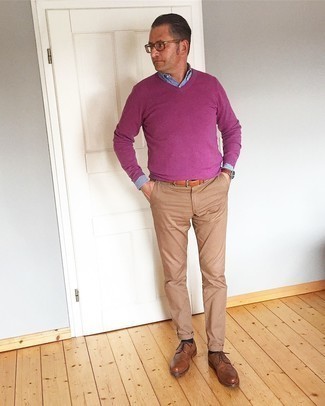 Какие брюки чинос носить с коричневыми брогами за 40 лет в теплую погоду в стиле смарт-кэжуал: Пурпурный свитер с v-образным вырезом и брюки чинос — хороший вариант для несложного, но стильного мужского ансамбля. Любители модных экспериментов могут завершить лук коричневыми брогами, тем самым добавив в него толику классики.