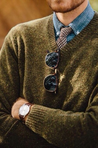 Модный лук: оливковый свитер с v-образным вырезом, синяя классическая рубашка из шамбре, коричневый шерстяной галстук с рисунком "гусиные лапки", темно-коричневые солнцезащитные очки