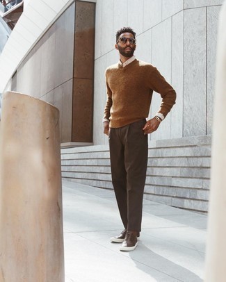 С чем носить коричневые кожаные броги в 30 лет осень: Коричневый свитер с v-образным вырезом выглядит отлично в сочетании с темно-коричневыми классическими брюками. Очень выигрышно здесь выглядят коричневые кожаные броги. Разве это не прекрасная задумка в пасмурную погоду?