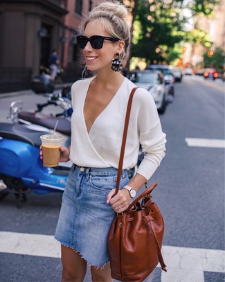 С чем носить розовые часы в 20 лет женщине: Бежевый свитер с v-образным вырезом и розовые часы можно надеть на дневную прогулку или на встречу с подругами в кафе.