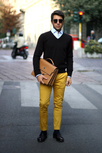 С чем носить желтые брюки чинос в стиле смарт-кэжуал: Черный свитер с v-образным вырезом и желтые брюки чинос — отличный выбор, если ты хочешь создать непринужденный, но в то же время модный мужской лук. В тандеме с темно-красными кожаными лоферами с кисточками такой образ смотрится особенно удачно.