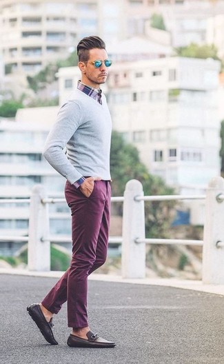 С чем носить разноцветную рубашку с длинным рукавом в шотландскую клетку мужчине в теплую погоду в стиле смарт-кэжуал: Разноцветная рубашка с длинным рукавом в шотландскую клетку и пурпурные брюки чинос прочно закрепились в гардеробе многих парней, позволяя составлять неприевшиеся и комфортные луки. Думаешь добавить сюда немного классики? Тогда в качестве обуви к этому образу, стоит выбрать темно-коричневые кожаные лоферы.