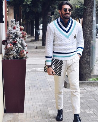 Модный лук: белый свитер с v-образным вырезом с узором зигзаг, синяя рубашка с длинным рукавом из шамбре, белые брюки чинос, черные кожаные туфли дерби