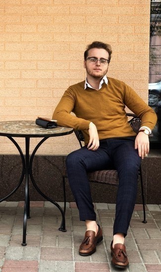 Модный лук: табачный свитер с v-образным вырезом, белая рубашка с длинным рукавом, темно-синие брюки чинос в шотландскую клетку, коричневые кожаные лоферы с кисточками