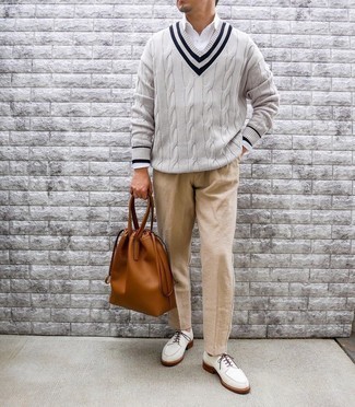 Модный лук: серый свитер с v-образным вырезом, белая рубашка с длинным рукавом, светло-коричневые брюки чинос, белые замшевые туфли дерби