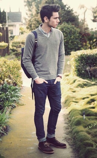 С чем носить серый свитер с v-образным вырезом в 30 лет мужчине: Серый свитер с v-образным вырезом в паре с темно-синими джинсами позволит выразить твою индивидуальность и выгодно выделиться из серой массы. Вместе с этим луком гармонично будут смотреться темно-коричневые замшевые ботинки дезерты.