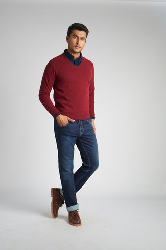 С чем носить темно-красный свитер мужчине: Примерь сочетание темно-красного свитера и темно-синих джинсов, и ты получишь модный расслабленный мужской образ, который подойдет на каждый день. Почему бы не привнести в повседневный образ толику изысканности с помощью коричневых кожаных топсайдеров?