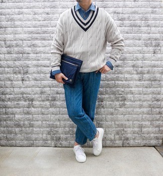 Как носить серый свитер с v-образным вырезом с белыми низкими кедами в 30 лет мужчине: Серый свитер с v-образным вырезом будет выглядеть выигрышно в паре с синими джинсами. В сочетании с этим луком наиболее гармонично будут выглядеть белые низкие кеды.