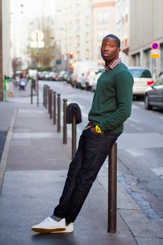 С чем носить темно-зеленый свитер с v-образным вырезом мужчине в теплую погоду в стиле кэжуал: Темно-зеленый свитер с v-образным вырезом и темно-синие джинсы прекрасно впишутся в мужской ансамбль в повседневном стиле. Вкупе с этим образом отлично смотрятся белые низкие кеды.