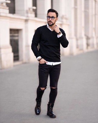 Как носить черные зауженные джинсы с черными кожаными повседневными ботинками мужчине в теплую погоду: Сочетание черного свитера с v-образным вырезом и черных зауженных джинсов - очень практично, и поэтому идеально для повседневой носки. И почему бы не привнести в повседневный ансамбль чуточку изысканности с помощью черных кожаных повседневных ботинок?