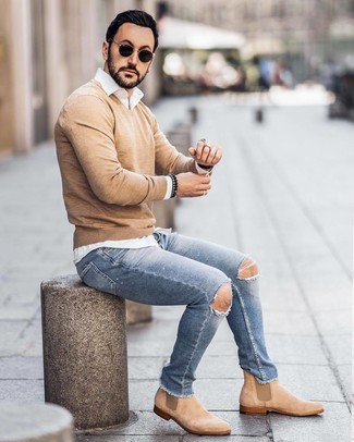 Как носить джинсы с ботинками челси в 20 лет мужчине в теплую погоду в стиле кэжуал: Если в одежде ты делаешь ставку на комфорт и практичность, светло-коричневый свитер с v-образным вырезом и джинсы — превосходный выбор для привлекательного мужского лука на каждый день. Любители свежих идей могут дополнить лук ботинками челси, тем самым добавив в него чуточку строгости.