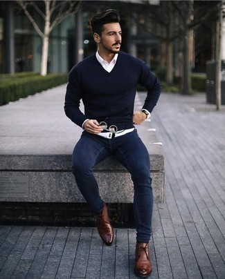 Какие свитера с v-образным вырезом носить с синими джинсами мужчине: Свитер с v-образным вырезом и синие джинсы — превосходный вариант для несложного, но модного мужского образа. В сочетании с этим ансамблем гармонично смотрятся коричневые кожаные ботинки дезерты.
