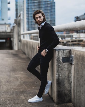 Какие джинсы носить с черным свитером с v-образным вырезом мужчине: Черный свитер с v-образным вырезом в паре с джинсами продолжает нравиться стильным джентльменам. Белые низкие кеды из плотной ткани — прекрасный вариант, чтобы дополнить ансамбль.