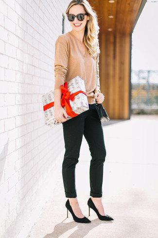 С чем носить светло-коричневый свитер в 20 лет женщине: Светло-коричневый свитер и черные узкие брюки — хороший вариант для несложного, но стильного образа. Говоря об, можно дополнить образ черными замшевыми туфлями.