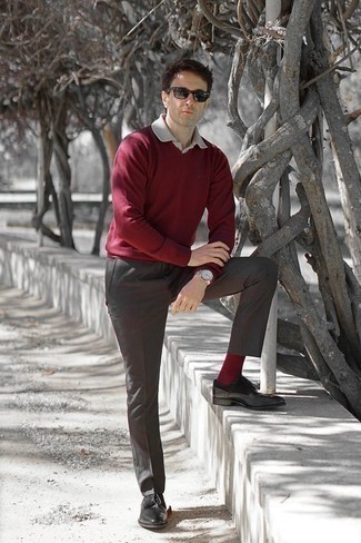 Какие туфли дерби носить с красным свитером с v-образным вырезом в стиле смарт-кэжуал: Красный свитер с v-образным вырезом в паре с серыми классическими брюками позволит составить незабываемый мужской лук. Туфли дерби становятся классным дополнением к твоему ансамблю.