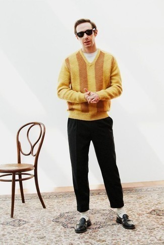 С чем носить желтый свитер мужчине весна: Сочетание желтого свитера и черных брюк чинос позволит подчеркнуть твой индивидуальный стиль и выигрышно выделиться из серой массы. Любишь экспериментировать? Заверши ансамбль черными кожаными лоферами. Когда зимний сезон уходит и сменяется весной, мы убираем подальше теплую зимнюю одежду и встает вопрос о том, что носить. Подобный ансамбль поможет тебе найти недостающее вдохновение.