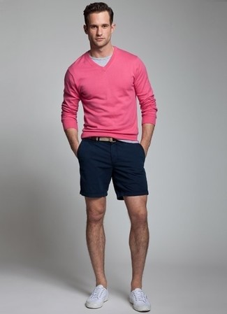 Модный лук: ярко-розовый свитер с v-образным вырезом, серая футболка с круглым вырезом, темно-синие шорты, белые низкие кеды