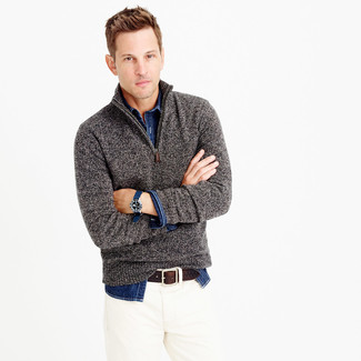 Модный лук: серый свитер с воротником на молнии, темно-синяя джинсовая рубашка, белые джинсы, темно-коричневый кожаный ремень