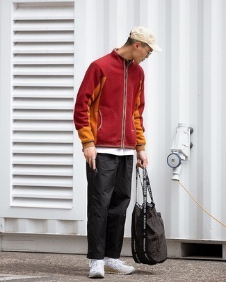 С чем носить красный свитер мужчине в теплую погоду в стиле кэжуал: Красный свитер будет выглядеть отлично с черными брюками чинос. В сочетании с этим образом выгодно смотрятся белые кроссовки.