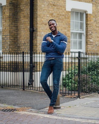 Как носить синие джинсы с коричневыми замшевыми ботинками челси в 30 лет мужчине в теплую погоду: Темно-синий свитер с воротником на молнии и синие джинсы будет замечательным вариантом для непринужденного повседневного ансамбля. Опасаешься выглядеть несерьезно? Закончи этот лук коричневыми замшевыми ботинками челси.