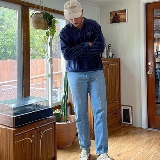 С чем носить бейсболку в 30 лет мужчине: Тандем темно-синего свитера с воротником поло и бейсболки - самый простой из возможных образов для активного отдыха. Такой образ получает новое прочтение в тандеме с бежевыми замшевыми лоферами.