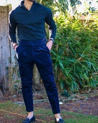 С чем носить синие классические брюки мужчине осень: Сочетание темно-синего свитера с воротником поло и синих классических брюк позволит создать стильный и мужественный лук. Этот образ удачно дополнят темно-синие кожаные лоферы. Если хочешь выглядеть по-осеннему эффектно и интересно, определенно нужно взять этот образ на заметку.