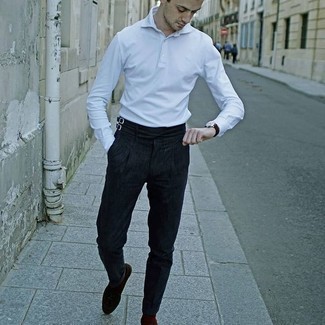 Какие классические брюки носить с коричневыми лоферами с кисточками: Комбо из белого свитера с воротником поло и классических брюк — прекрасный пример строгого делового стиля. Коричневые лоферы с кисточками идеально впишутся в образ.