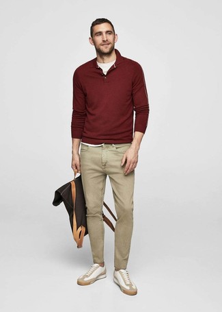Модный лук: темно-красный свитер с воротником поло, белая футболка с круглым вырезом, светло-коричневые джинсы, белые кожаные низкие кеды