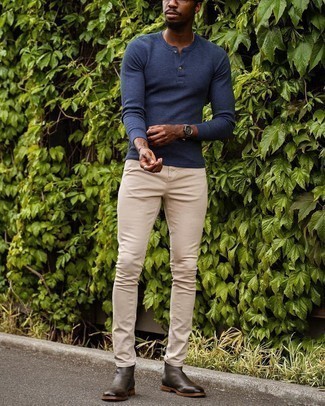 С чем носить темно-синий свитер с горловиной на пуговицах в 20 лет в стиле смарт-кэжуал: Темно-синий свитер с горловиной на пуговицах и бежевые зауженные джинсы — необходимые составляющие современного мужского гардероба. Закончив образ темно-коричневыми кожаными ботинками челси, получим поразительный результат.