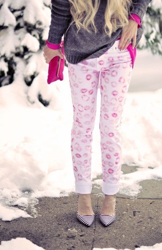 Какие туфли носить с розовой блузкой с длинным рукавом в 30 лет весна в стиле смарт-кэжуал: Если ты приписываешь себя к той немногочисленной группе женщин, способных хорошо ориентироваться в модных тенденциях, тебе подойдет тандем розовой блузки с длинным рукавом и розовых джинсов с принтом. Туфли органично дополнят этот лук. Когда холодная пора уходит и сменяется весной, нам хочется быть яркими и красивыми. Подобное сочетание вне всякого сомнения поможет достичь желаемого.