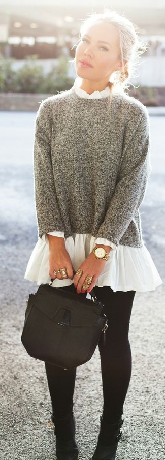 Модный лук: серый свитер с круглым вырезом, белая блузка с длинным рукавом со складками, черные леггинсы, черные кожаные ботильоны