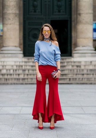 С чем носить красно-темно-синие брюки женщине: Образ из голубого свитера с круглым вырезом и красно-темно-синих брюк поможет подчеркнуть твой запоминающийся стиль. Пара красных кожаных туфель позволит сделать лук более целостным.