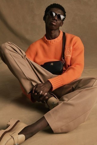 Мужские луки: Оранжевый свитер с круглым вырезом и светло-коричневые брюки чинос — обязательные вещи в гардеробе молодых людей с превосходным вкусом в одежде. Любишь эксперименты? Заверши ансамбль бежевыми кожаными лоферами.