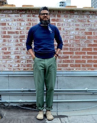 С чем носить бежевые замшевые лоферы мужчине: Темно-синий свитер с круглым вырезом и темно-зеленые брюки чинос — прекрасный выбор, если ты ищешь лёгкий, но в то же время модный мужской лук. Завершив образ бежевыми замшевыми лоферами, получим поразительный результат.