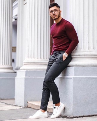 С чем носить темно-красный свитер мужчине: Темно-красный свитер и темно-серые брюки чинос — прекрасный вариант, если ты ищешь простой, но в то же время стильный мужской образ. Любишь экспериментировать? Дополни образ белыми низкими кедами из плотной ткани.