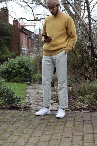 С чем носить желтый свитер с круглым вырезом в 20 лет мужчине: Образ из желтого свитера с круглым вырезом и белых брюк чинос в мужском луке поможет создать ощущение "элегантной свободы". Если ты любишь поэкспериментировать, на ноги можешь надеть белые кожаные низкие кеды.