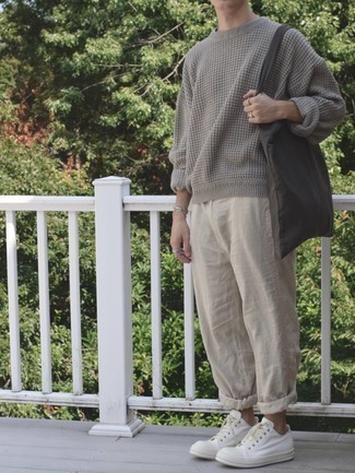 С чем носить светло-коричневые льняные брюки чинос весна: Серый свитер с круглым вырезом и светло-коричневые льняные брюки чинос — неотъемлемые вещи в арсенале современного джентльмена. Чтобы образ не получился слишком претенциозным, можешь завершить его белыми низкими кедами из плотной ткани. Такой весенний образ несомненно полюбится самому требовательному денди.