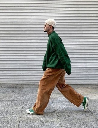 С чем носить коричневые вельветовые брюки чинос: Темно-зеленый свитер с круглым вырезом и коричневые вельветовые брюки чинос — выбирай этот образ, если не боишься быть в центре внимания. Незаурядные мужчины завершат образ зелеными низкими кедами из плотной ткани.