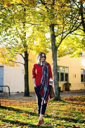 С чем носить красный шарф женщине в теплую погоду: Красный свитер с круглым вырезом и красный шарф — великолепная формула для воплощения модного и функционального лука. Если ты не боишься смешивать в своих ансамблях разные стили, на ноги можно надеть коричневые кожаные оксфорды.