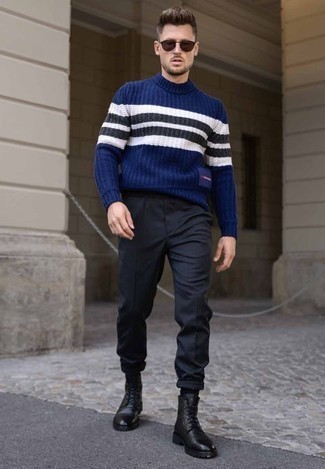 С чем носить темно-сине-зеленый свитер с круглым вырезом в горизонтальную полоску в 30 лет мужчине: Темно-сине-зеленый свитер с круглым вырезом в горизонтальную полоску и темно-синие брюки чинос — обязательные вещи в арсенале модного современного мужчины. Любители свежих идей могут завершить образ черными кожаными повседневными ботинками, тем самым добавив в него толику строгости.