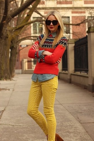 С чем носить красный свитер с круглым вырезом с жаккардовым узором женщине: Можно с уверенностю сказать, что красный свитер с круглым вырезом с жаккардовым узором выглядит прекрасно в сочетании с желтыми джинсами в горошек. Что до обуви, коричневые замшевые туфли — самый выигрышный вариант.