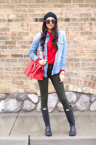 С чем носить темно-бирюзовые брюки женщине: Красный свитер с круглым вырезом и темно-бирюзовые брюки — обязательные вещи в гардеробе стильной девушки. Этот образ органично дополнят темно-синие резиновые сапоги.