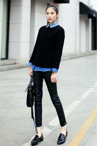 С чем носить синюю джинсовую рубашку женщине осень: Сочетание синей джинсовой рубашки и черных кожаных узких брюк позволит воплотить в твоем образе современный городской стиль. Черные кожаные лоферы чудесно дополнят этот образ. В таком крутом ансамбле грустить по уходящему лету просто не представляется возможным.