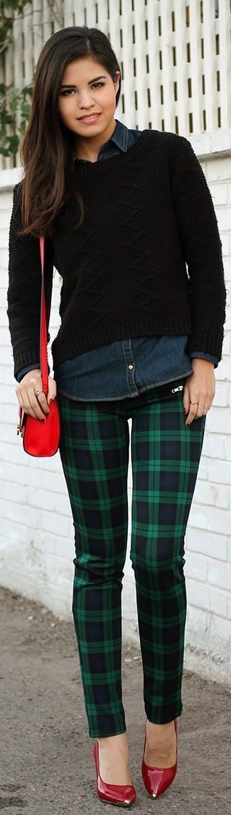 Модный лук: черный свитер с круглым вырезом, темно-синяя джинсовая рубашка, темно-синие узкие брюки в шотландскую клетку, красные кожаные туфли