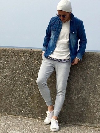 Какие футболки с круглым вырезом носить с синей джинсовой рубашкой мужчине осень: Синяя джинсовая рубашка и футболка с круглым вырезом — прекрасный образ, если ты хочешь составить простой, но в то же время модный мужской образ. Что же до обуви, белые низкие кеды из плотной ткани — самый достойный вариант. Если хочешь выглядеть по-осеннему ярко и нескучно, определенно стоит взять этот образ на заметку.