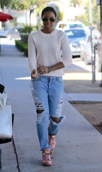 С чем носить рваные джинсы-бойфренды: Белый свитер с круглым вырезом и рваные джинсы-бойфренды — выбор женщин, которые всегда в движении. Розовые кожаные высокие кеды органично впишутся в лук.
