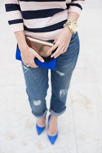 С чем носить синие рваные джинсы женщине осень в стиле кэжуал: Если в одежде ты делаешь ставку на удобство и функциональность, темно-синий свитер с круглым вырезом в горизонтальную полоску и синие рваные джинсы — отличный вариант для расслабленного ансамбля на каждый день. В этот наряд легко интегрировать пару синих кожаных туфель. Подобное сочетание одежды поможет создать солнечное осеннее настроение, даже если на улице зябко и промозгло.