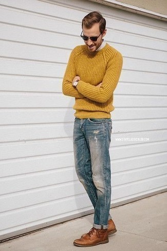 С чем носить оранжевый свитер с круглым вырезом мужчине осень: Если в одежде ты делаешь ставку на комфорт и практичность, оранжевый свитер с круглым вырезом и синие рваные джинсы — прекрасный вариант для расслабленного мужского ансамбля на каждый день. Любишь экспериментировать? Дополни лук коричневыми кожаными ботинками дезертами. Если хочешь выглядеть по-осеннему эффектно и модно, тебе несомненно следует взять этот лук на заметку.