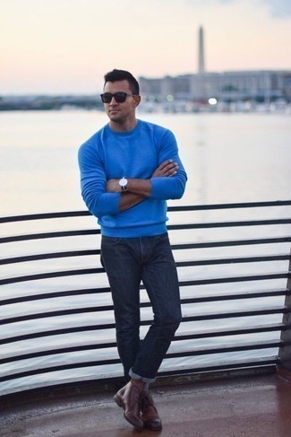 С чем носить темно-коричневые кожаные ботинки дезерты в 30 лет: Синий свитер с круглым вырезом в паре с темно-синими джинсами поможет подчеркнуть твою индивидуальность. Что касается обуви, темно-коричневые кожаные ботинки дезерты — наиболее достойный вариант.